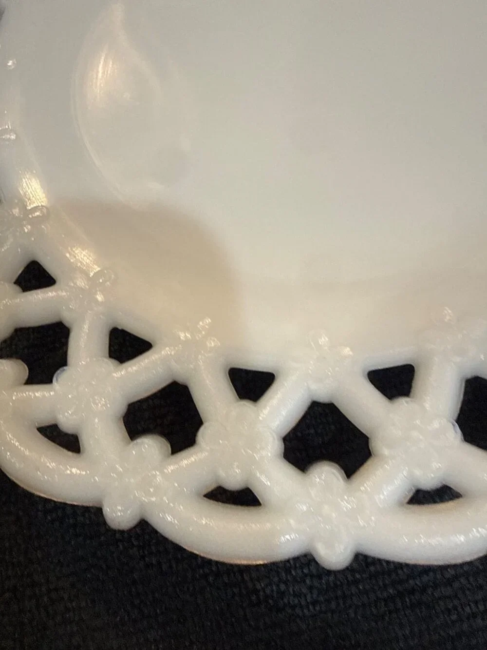 VINTAGE WESTMORLAND WHITE MILK GLASS FORGET ME NOT LACE PLATE 8.5
